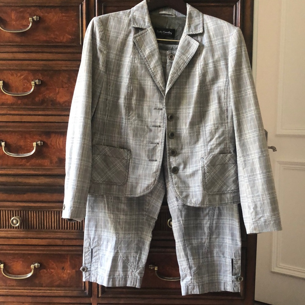2 piece summer suite with pants above the ankle.  98% cotton. 2% elastomer.